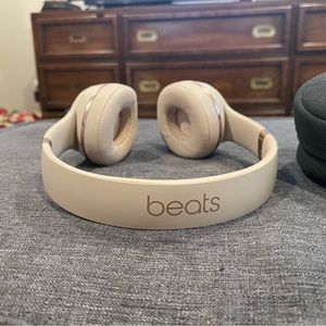 Solo3 Beats Bluetooth Headphones in Pink with rose gold accents.